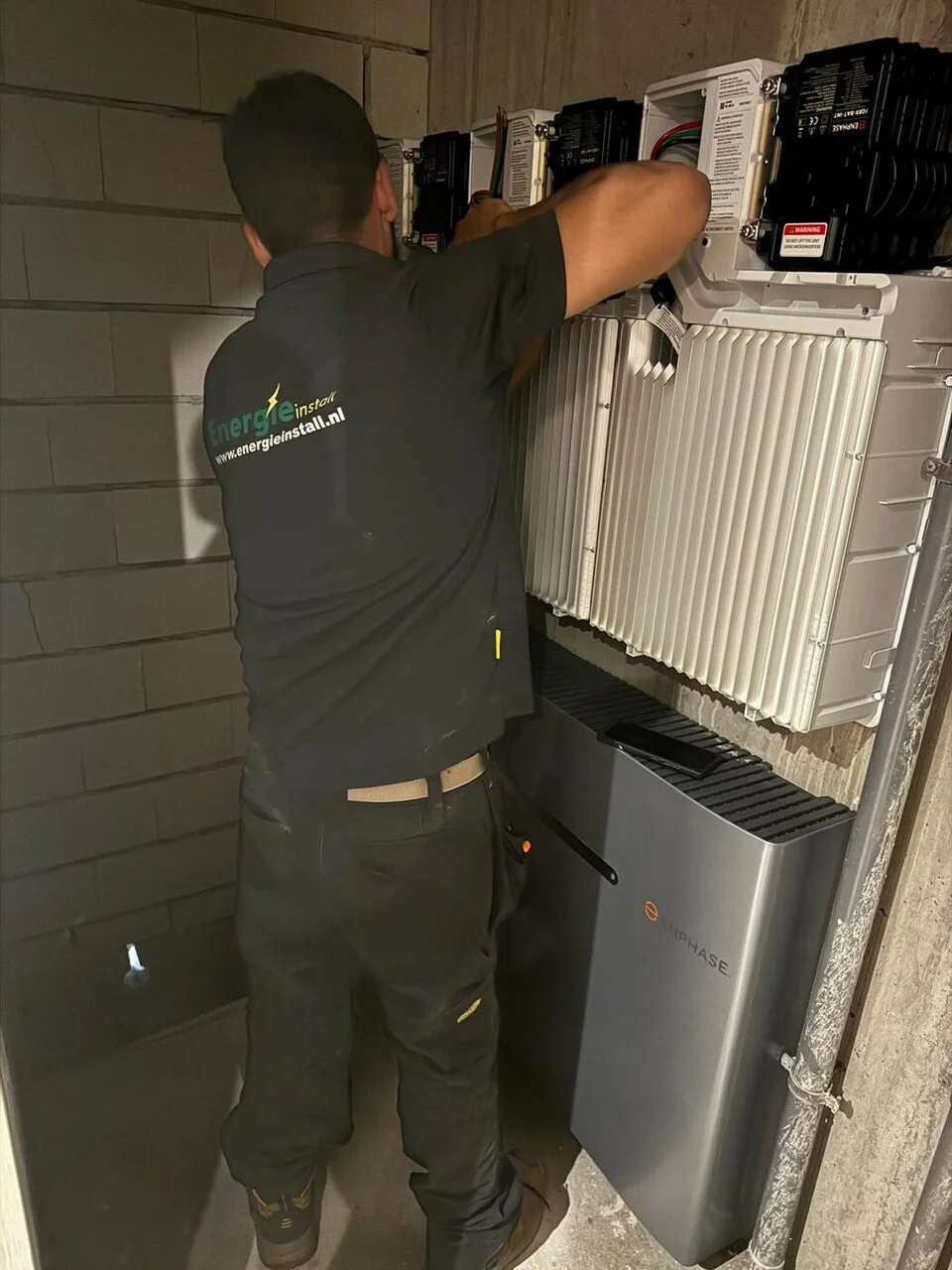 Monteur van Energie Install installeert een warmtepomp
